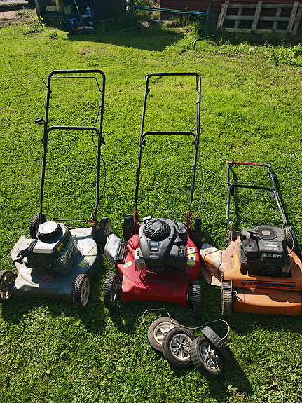 3 ruohonleikkuria (Briggs&Stratton)